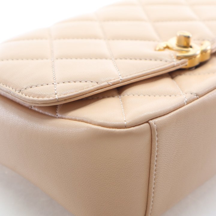 Pre-Owned Chanel Flap Bag Small Lambskin CC Coin, corner and edge detail, photo 7 of 18