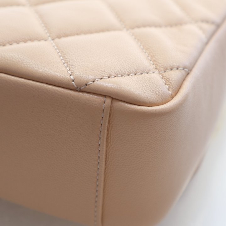 Pre-Owned Chanel Flap Bag Small Lambskin CC Coin, corner and edge detail, photo 17 of 18