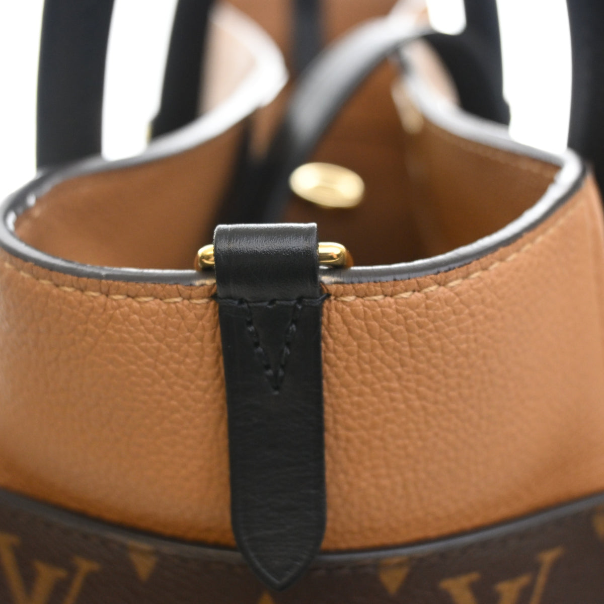 Pre-Owned Louis Vuitton MM Monogram On My Side, gold hardware