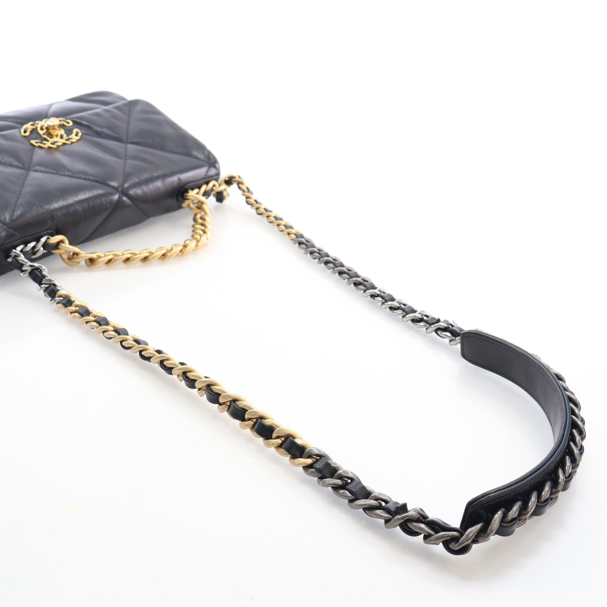 Pre-Owned Chanel 19 Flap Bag Medium Lambskin, strap and chain detail, photo 10 of 21