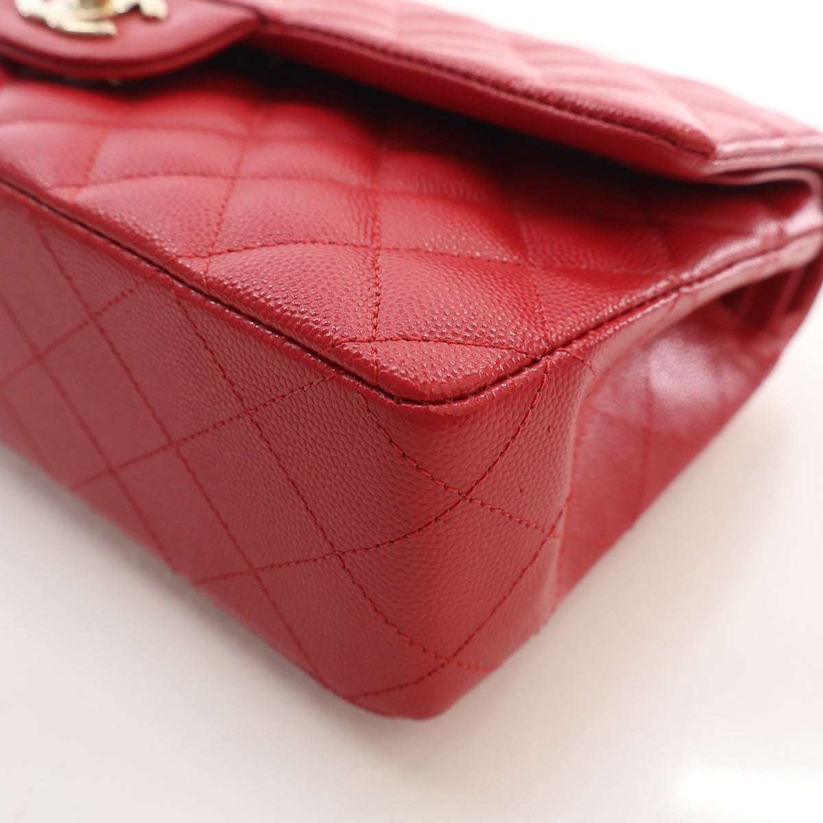 Pre-Owned Chanel Classic Double Flap Medium Caviar Leather Bag, corner detail, photo 8 of 16