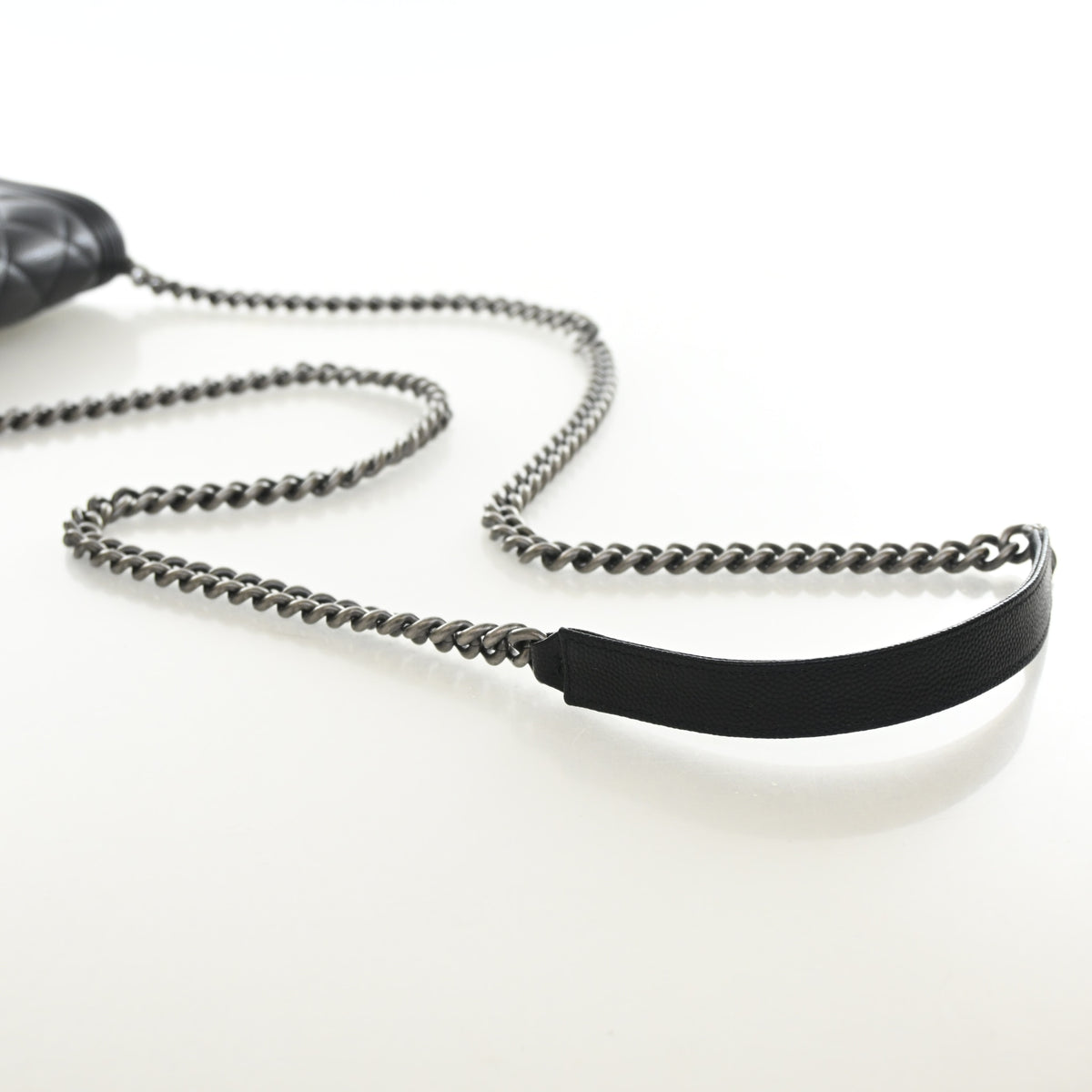 Pre-Owned Chanel Wallet On Chain Caviar Leather Boy WOC, strap and chain detail