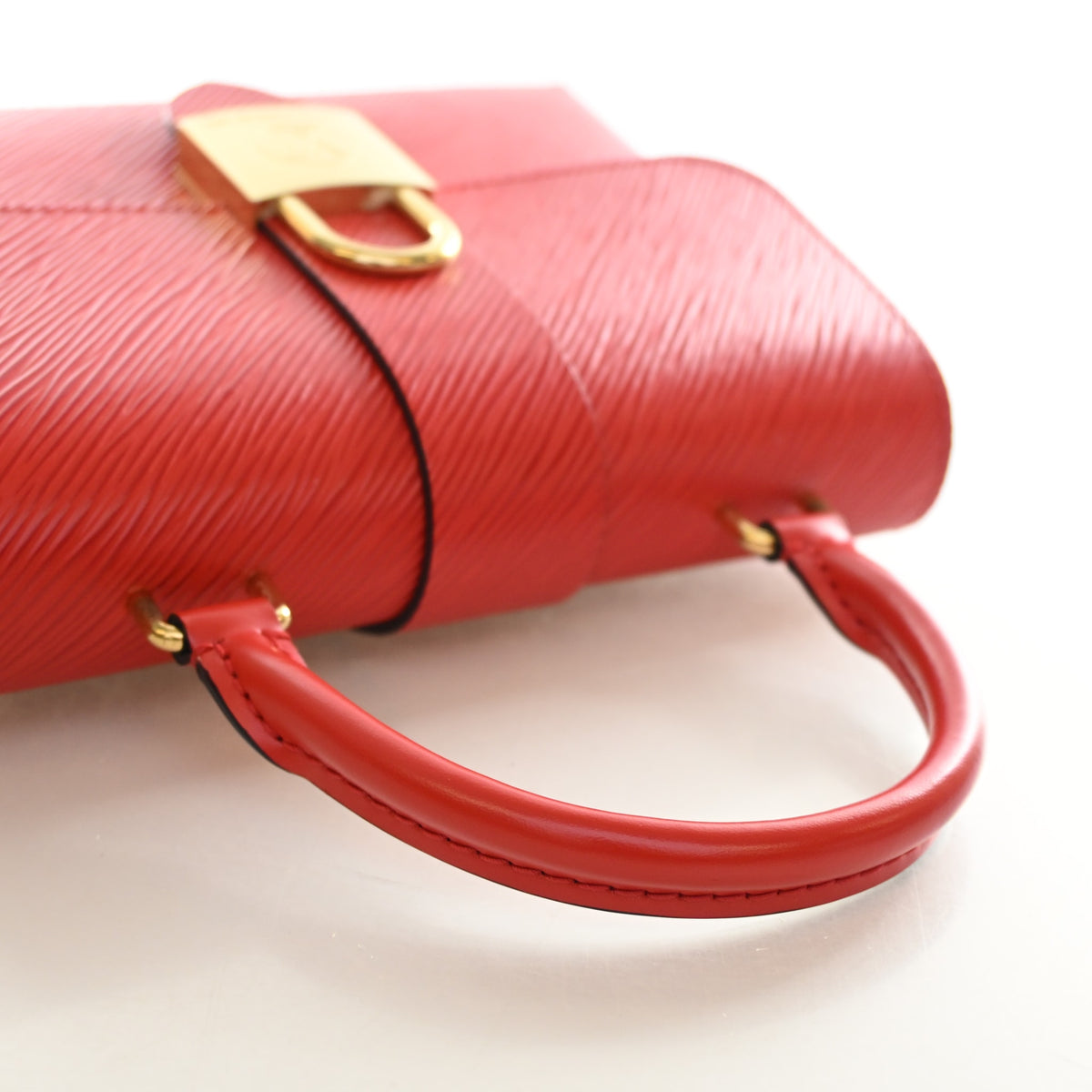 Pre-Owned Louis Vuitton Epi Leather Locky BB, side profile