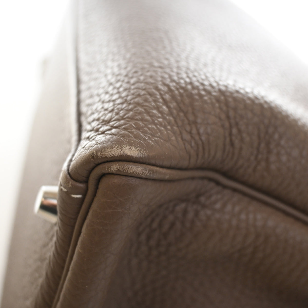 Pre-Owned Hermès Kelly 32 Etoupe Togo Leather, corner and edge detail, photo 18 of 19