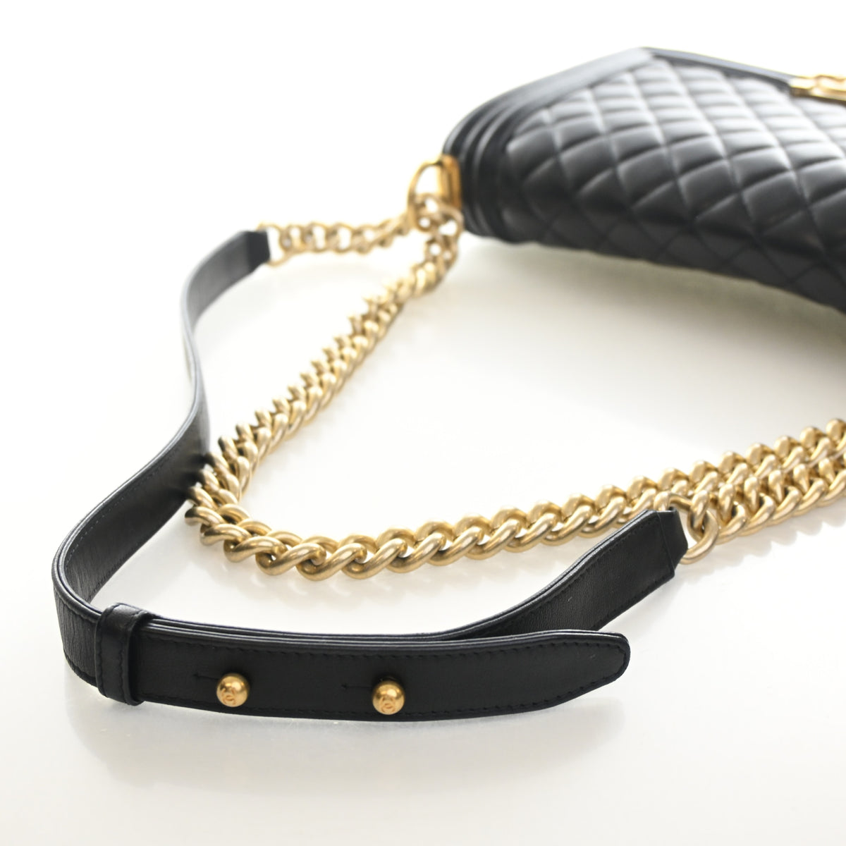 Pre-Owned Chanel Boy Bag Medium Lambskin, strap and chain detail