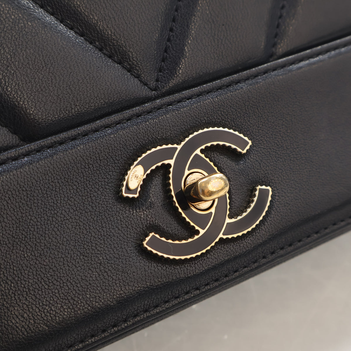 Vintage Chanel Flap Bag Medium Sheepskin Mademoiselle, gold hardware close-up