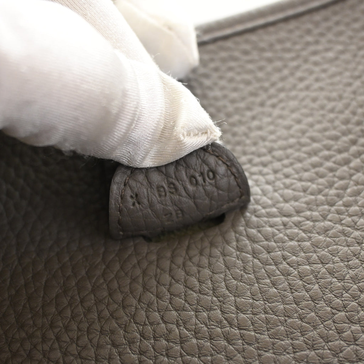 Pre-Owned Hermès Evelyne 29 Gris Etain Clemence Leather III, interior label and date code