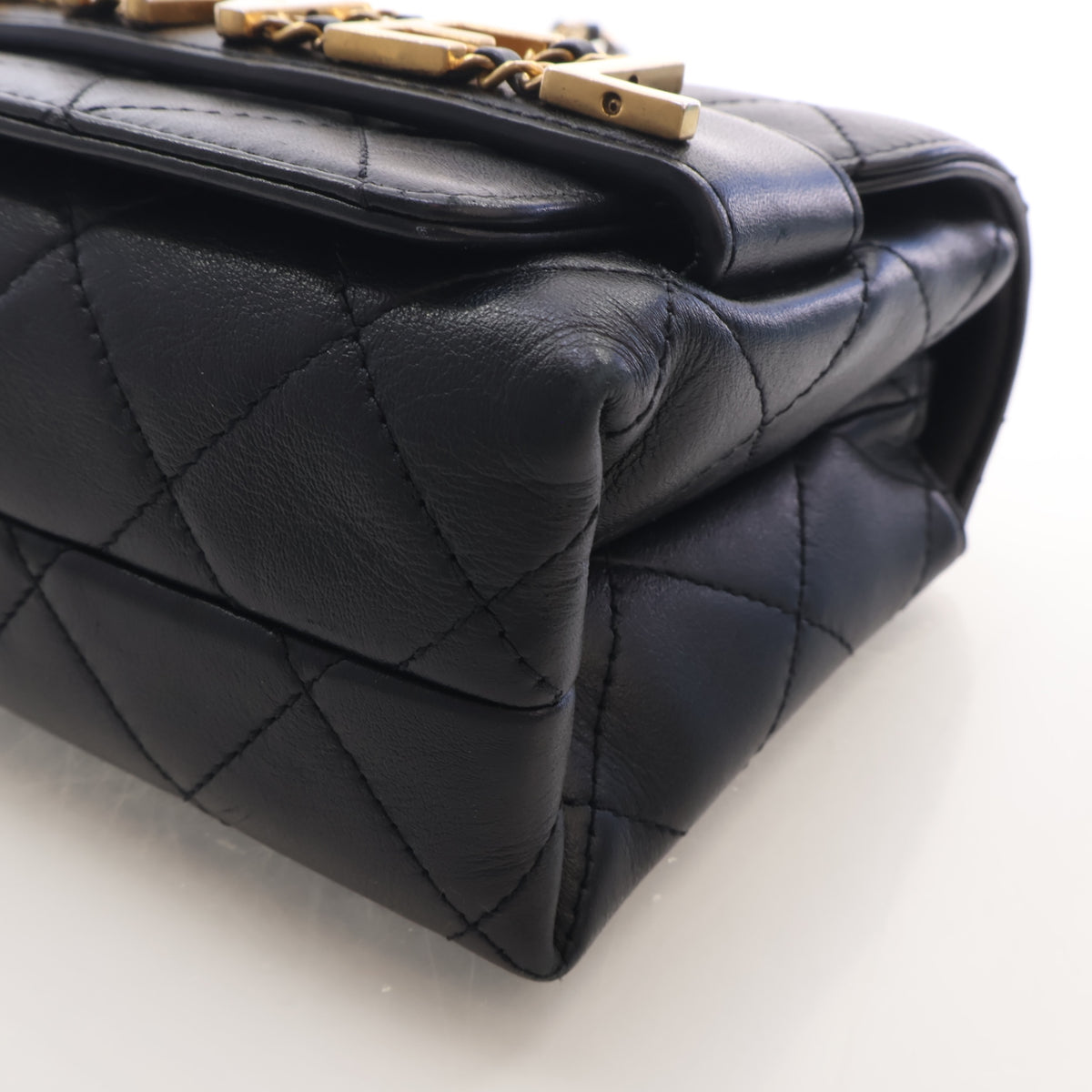 Pre-Owned Chanel Flap Bag Small Calfskin Enchained, corner and edge detail, photo 9 of 19