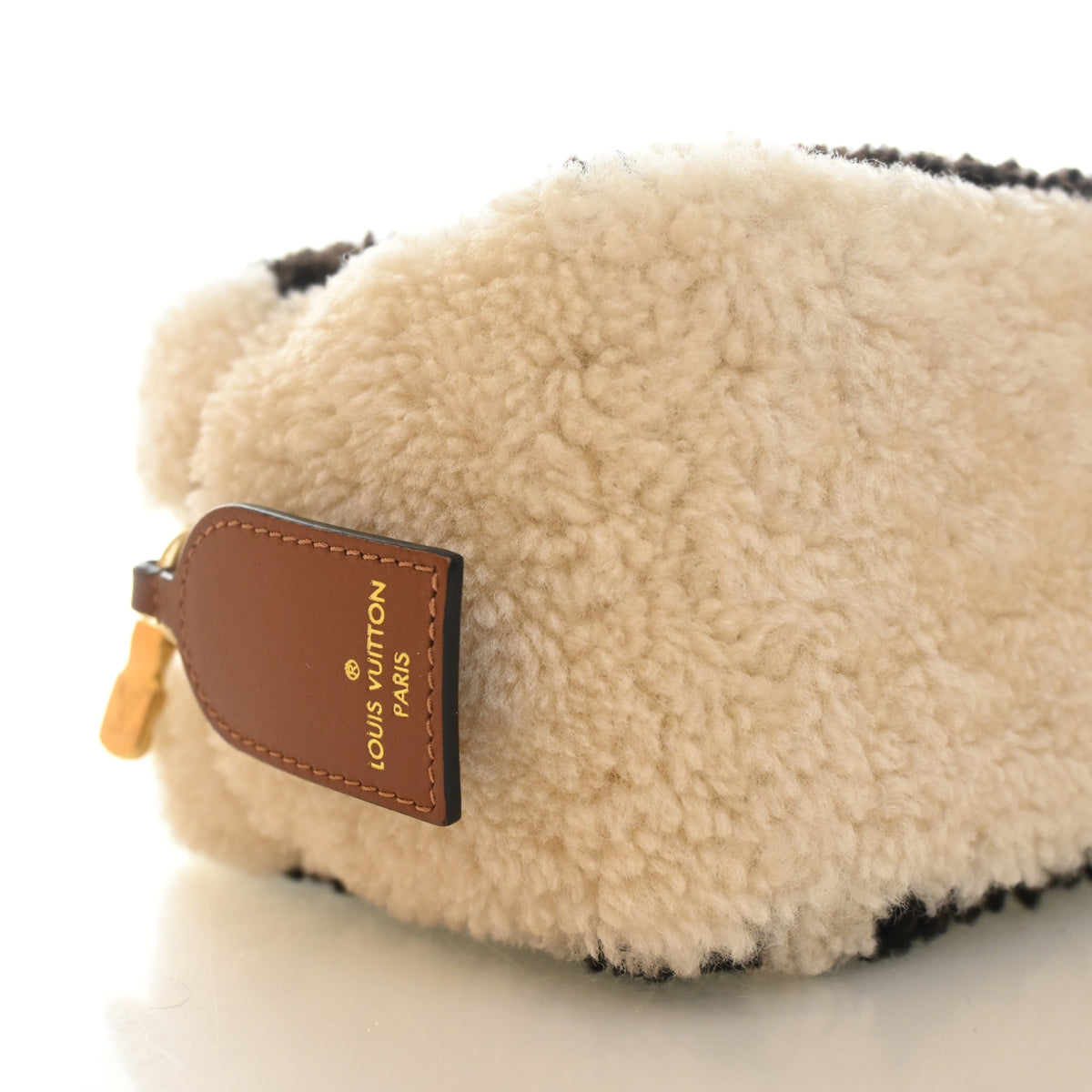 Pre-Owned Louis Vuitton Monogram Teddy Beach Pouch, corner and edge detail