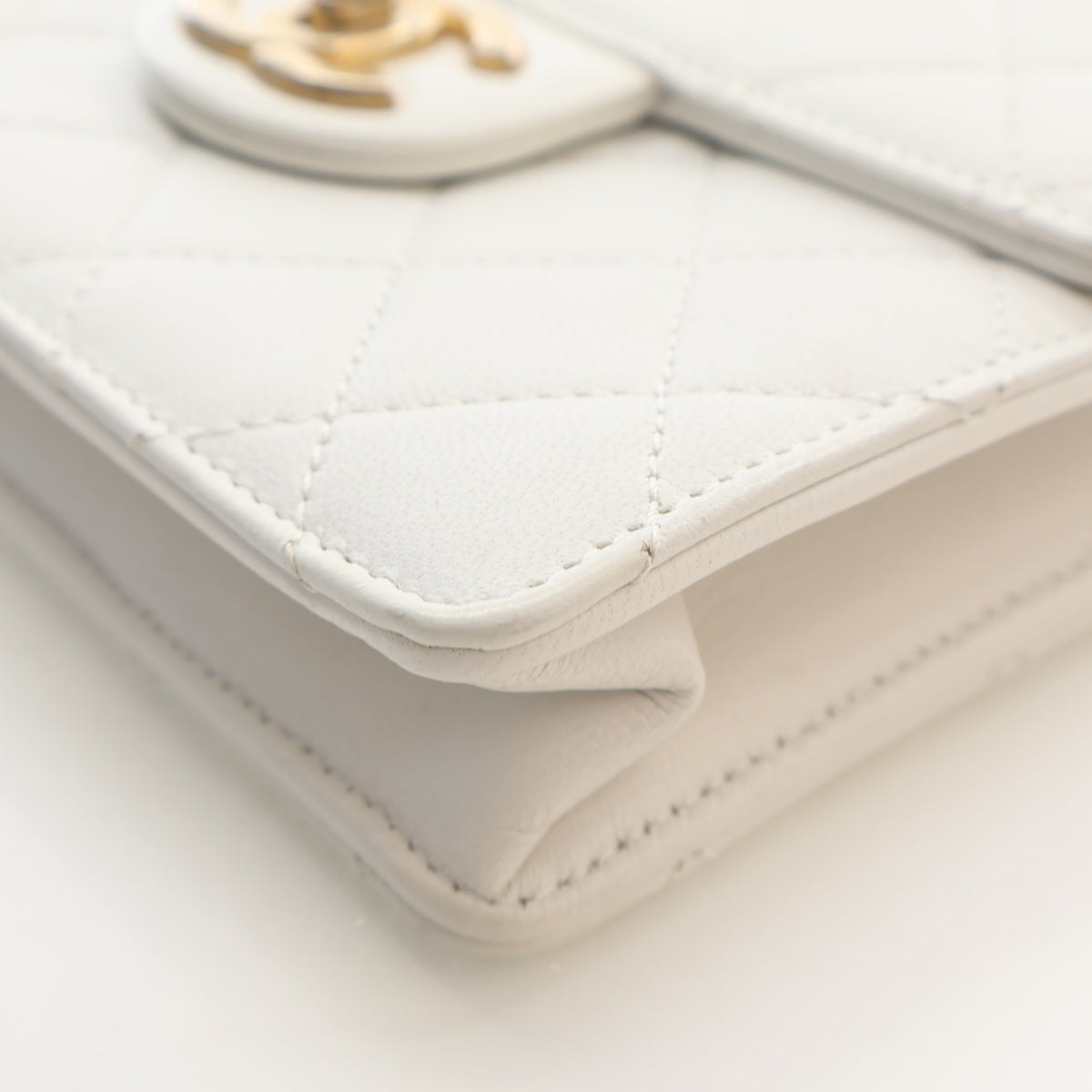Pre-Owned Chanel Flap Bag Mini Lambskin Chic Pearls, corner detail