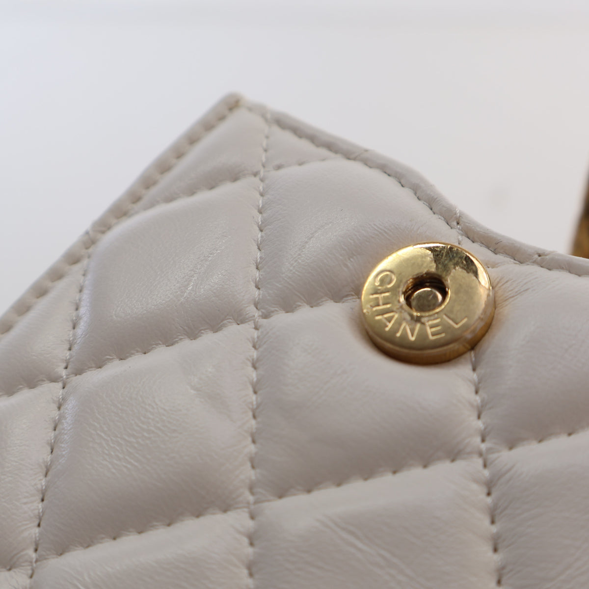Pre-Owned Chanel Phone Holder Lambskin On Chain, gold hardware