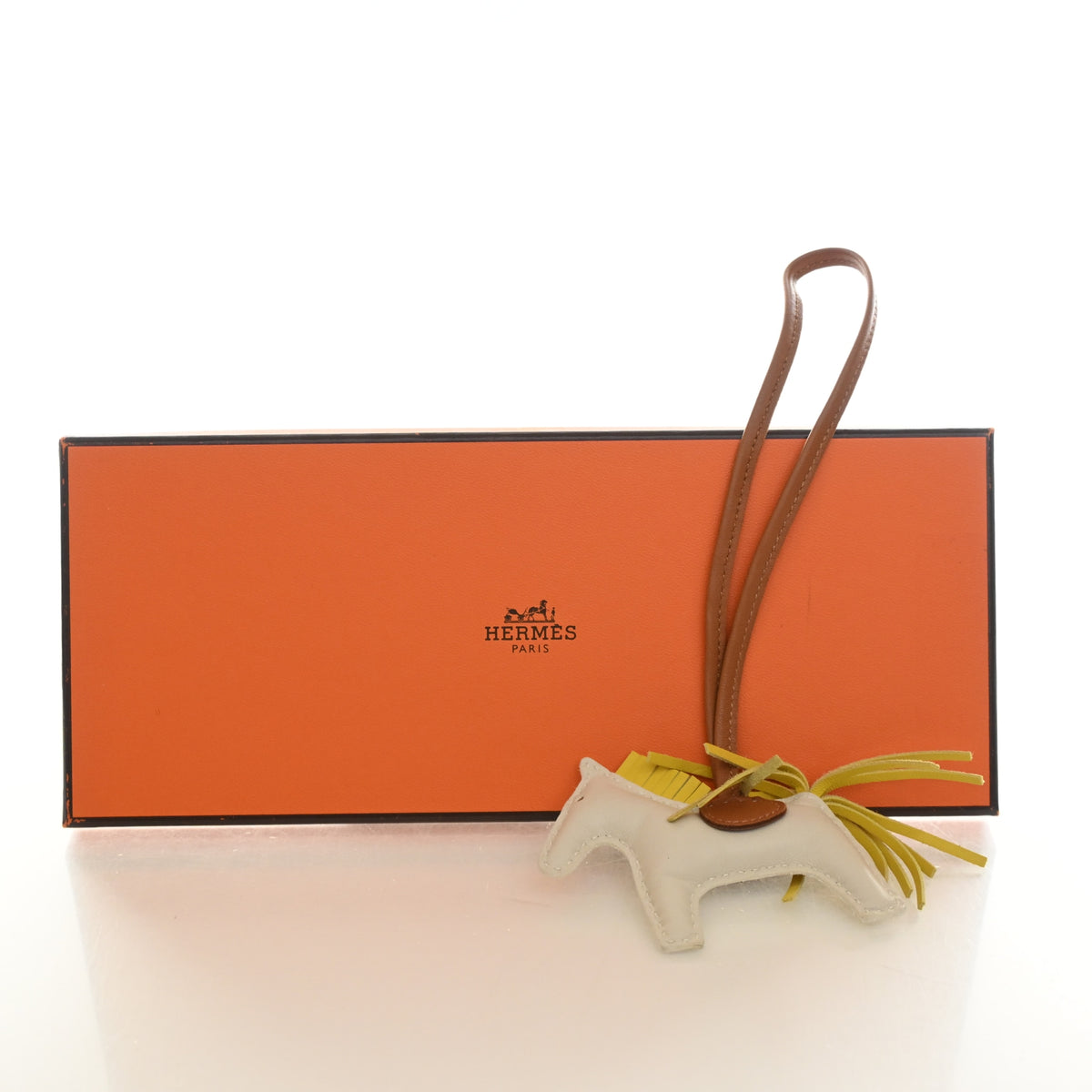 Pre-Owned Hermès PM Craie Milo Lambskin Rodeo, shown with dust bag and packaging