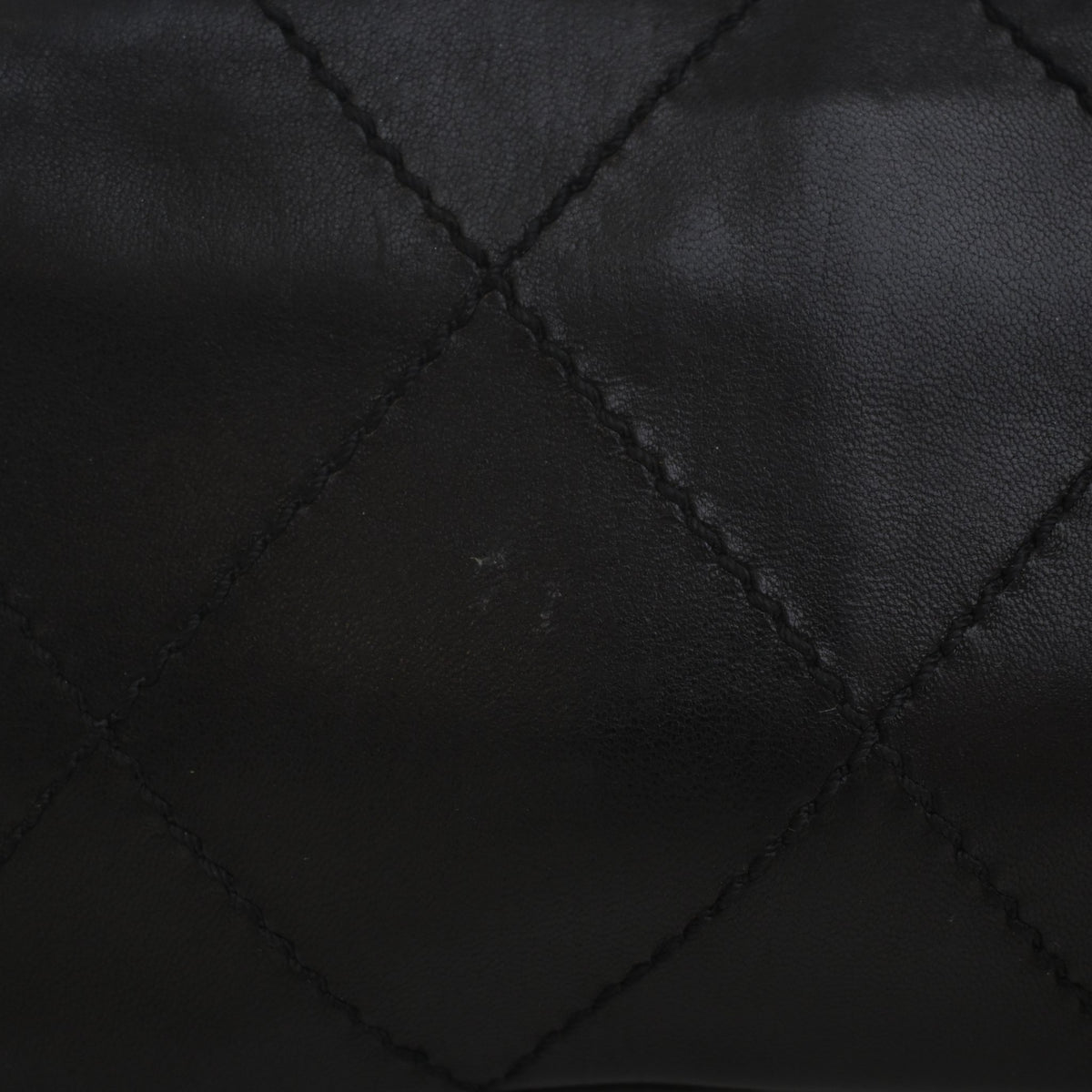 Vintage Chanel Flap Bag Calfskin Diamond Stitch CC, corner detail