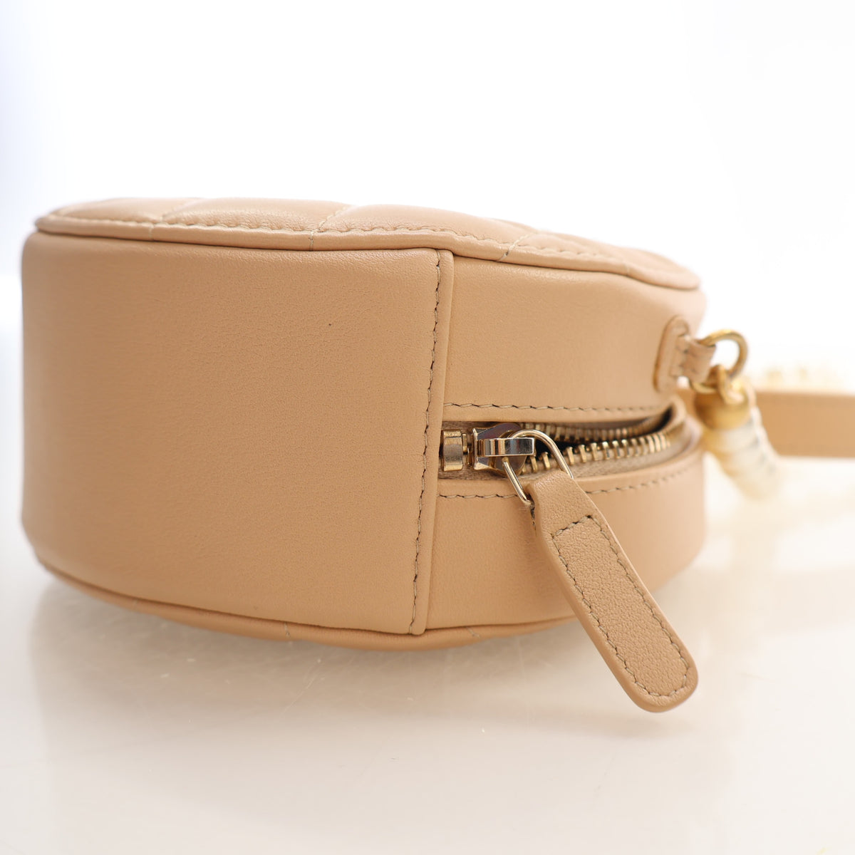 Pre-Owned Chanel Clutch Lambskin Pearl Chain Round, base view