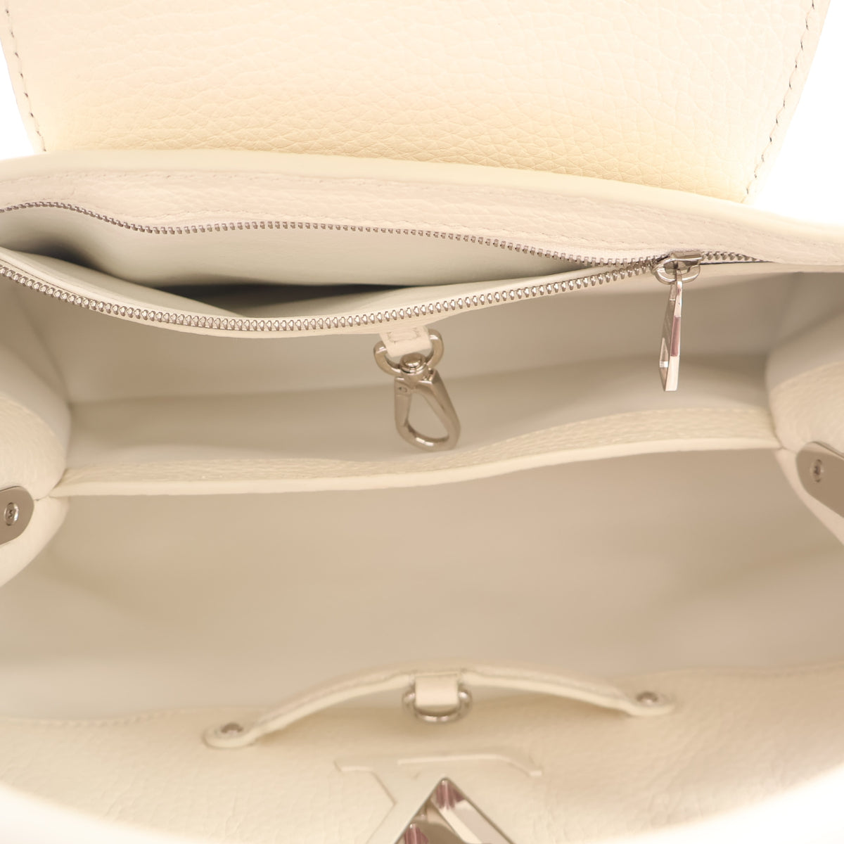 Pre-Owned Louis Vuitton MM Taurillon Capucines, open interior