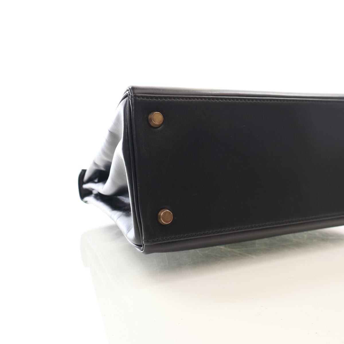 Vintage Hermès Kelly 28 Noir Box Calf, base and feet view, photo 6 of 18
