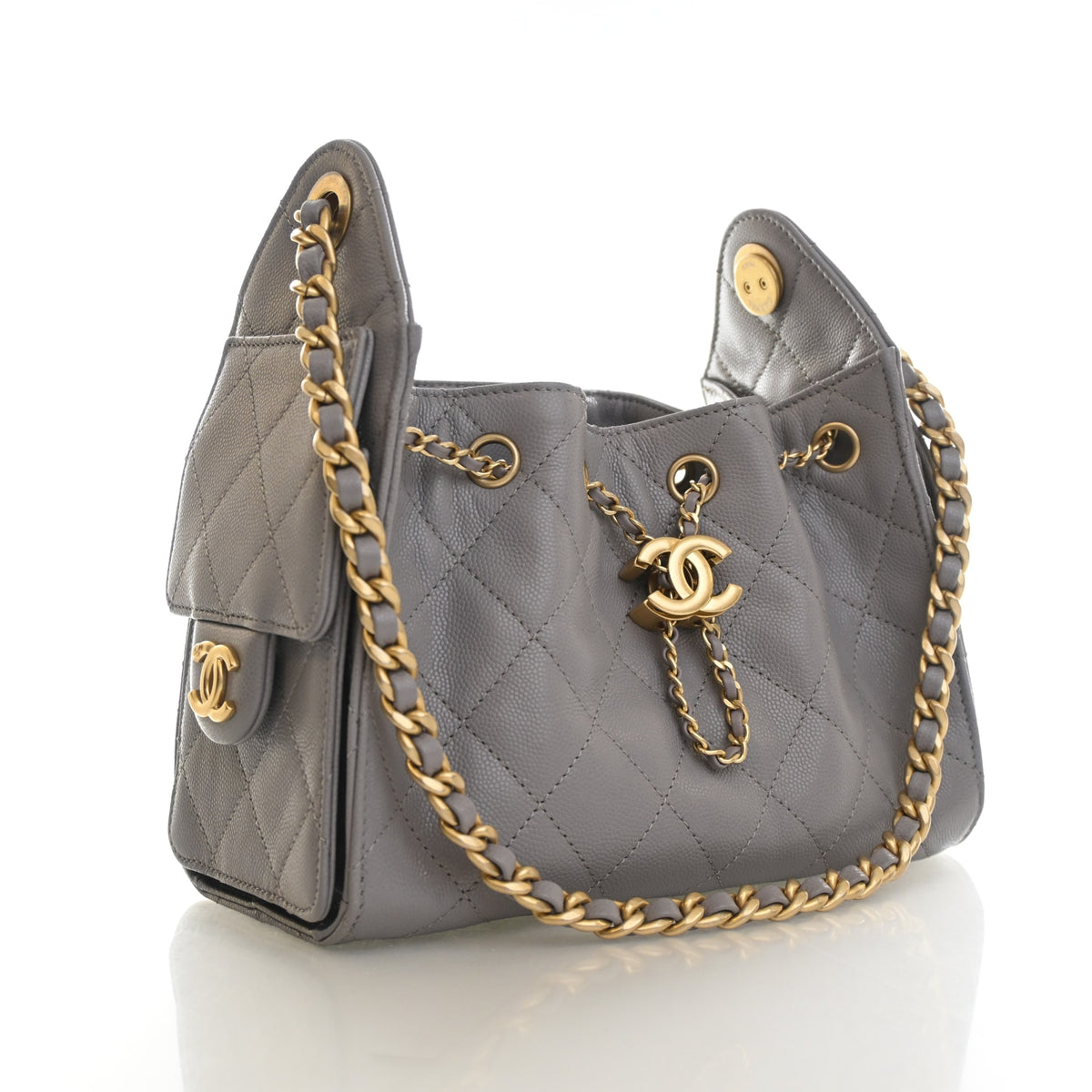 Pre-Owned Chanel Hobo Mini Caviar Leather 25, three-quarter view