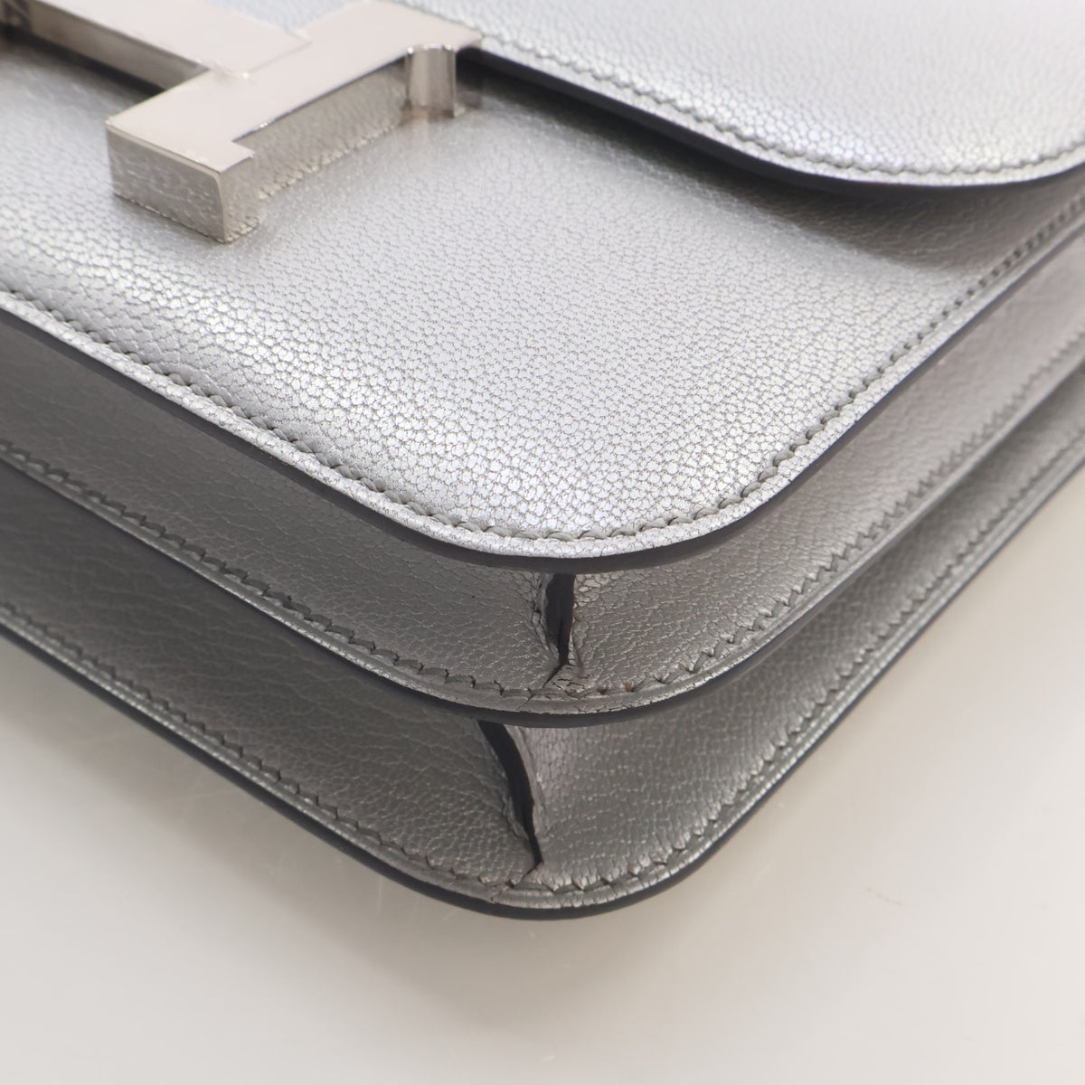 Pre-Owned Hermès Constance 18 Argent Chevre Leather Chamkilight, corner detail