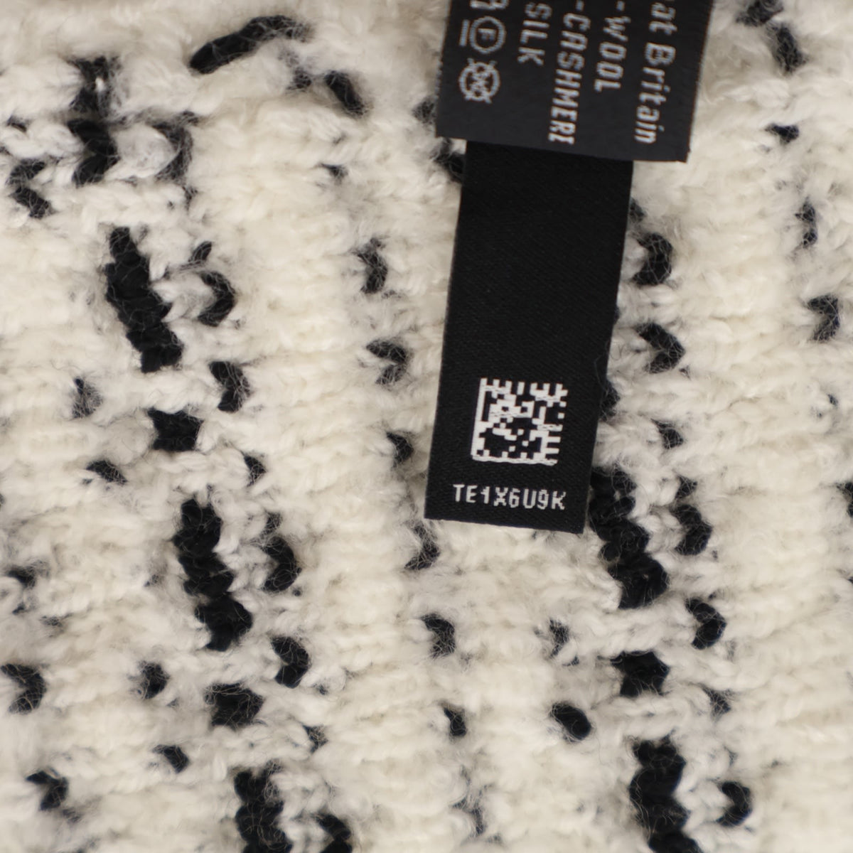 Pre-Owned Chanel Scarf Wool Cashmere CC, interior label