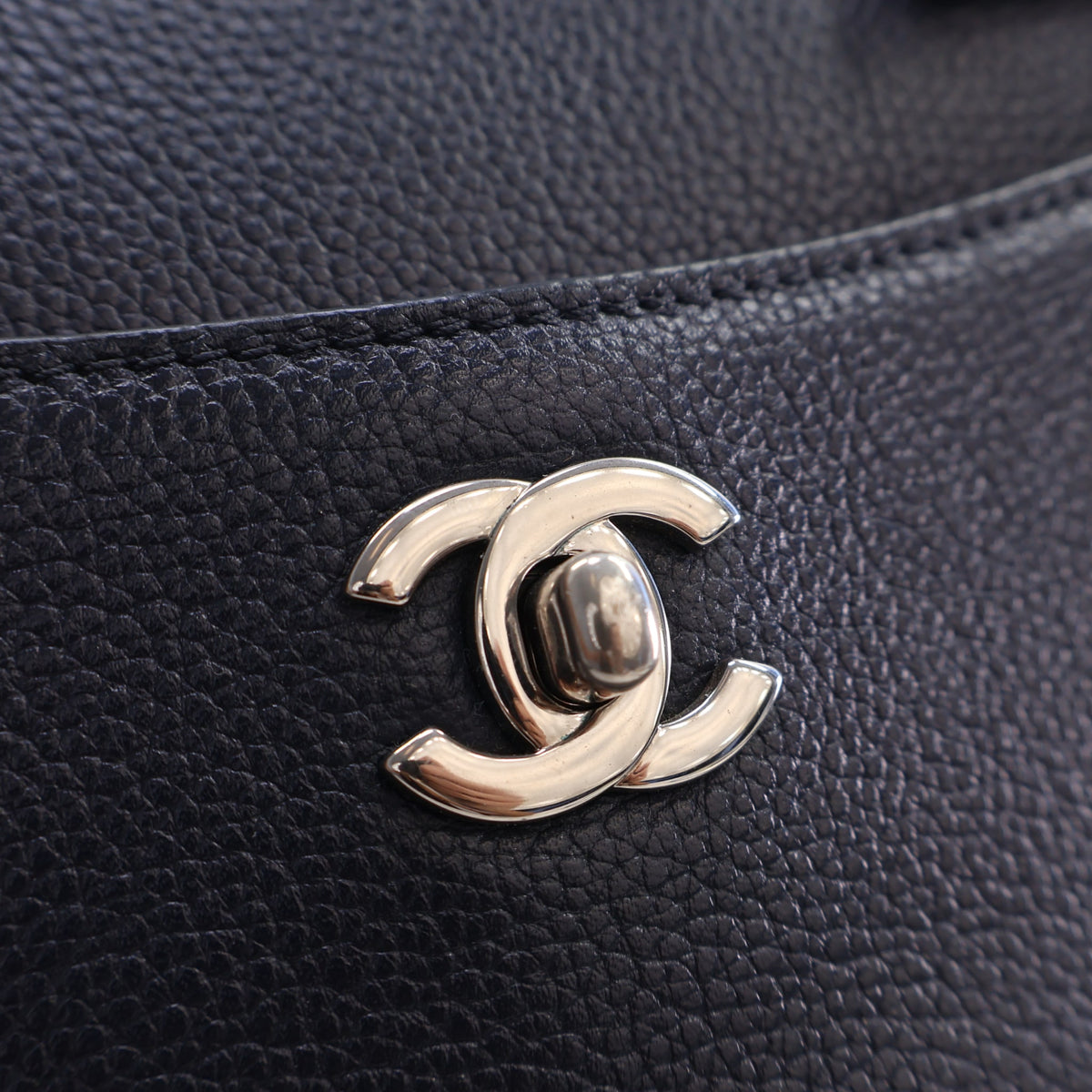 Pre-Owned Chanel Tote Bag Small Calfskin Neo Executive, silver hardware close-up