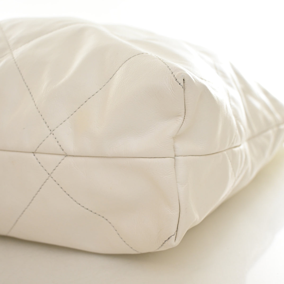 Pre-Owned Chanel 22 Hobo Large Calfskin, corner and edge detail