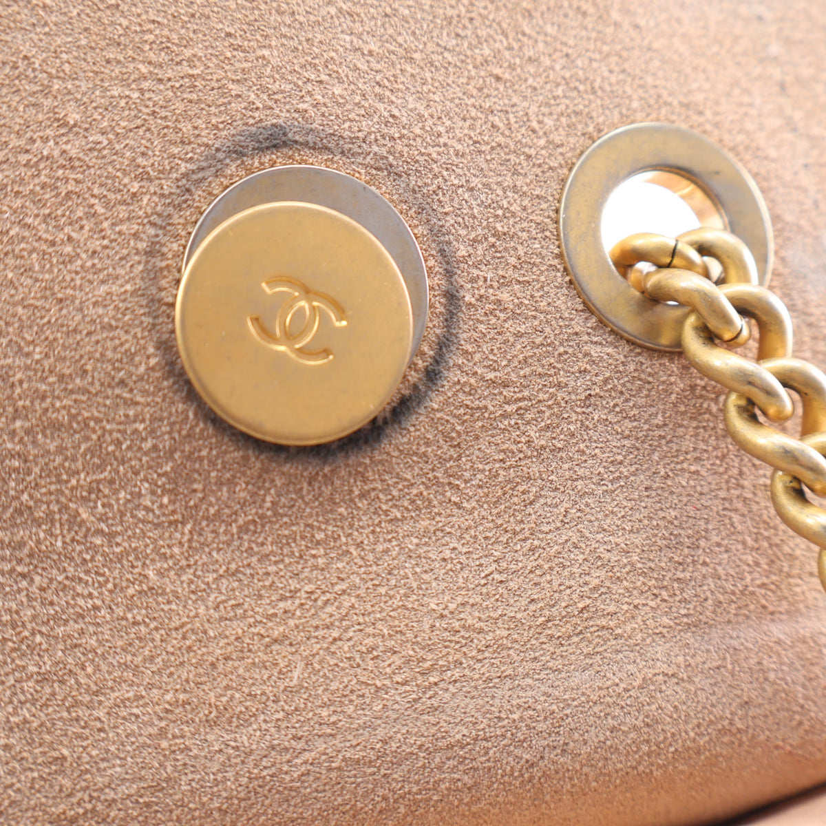 Pre-Owned Chanel Flap Bag Medium Calfskin Single, gold hardware close-up, photo 18 of 21