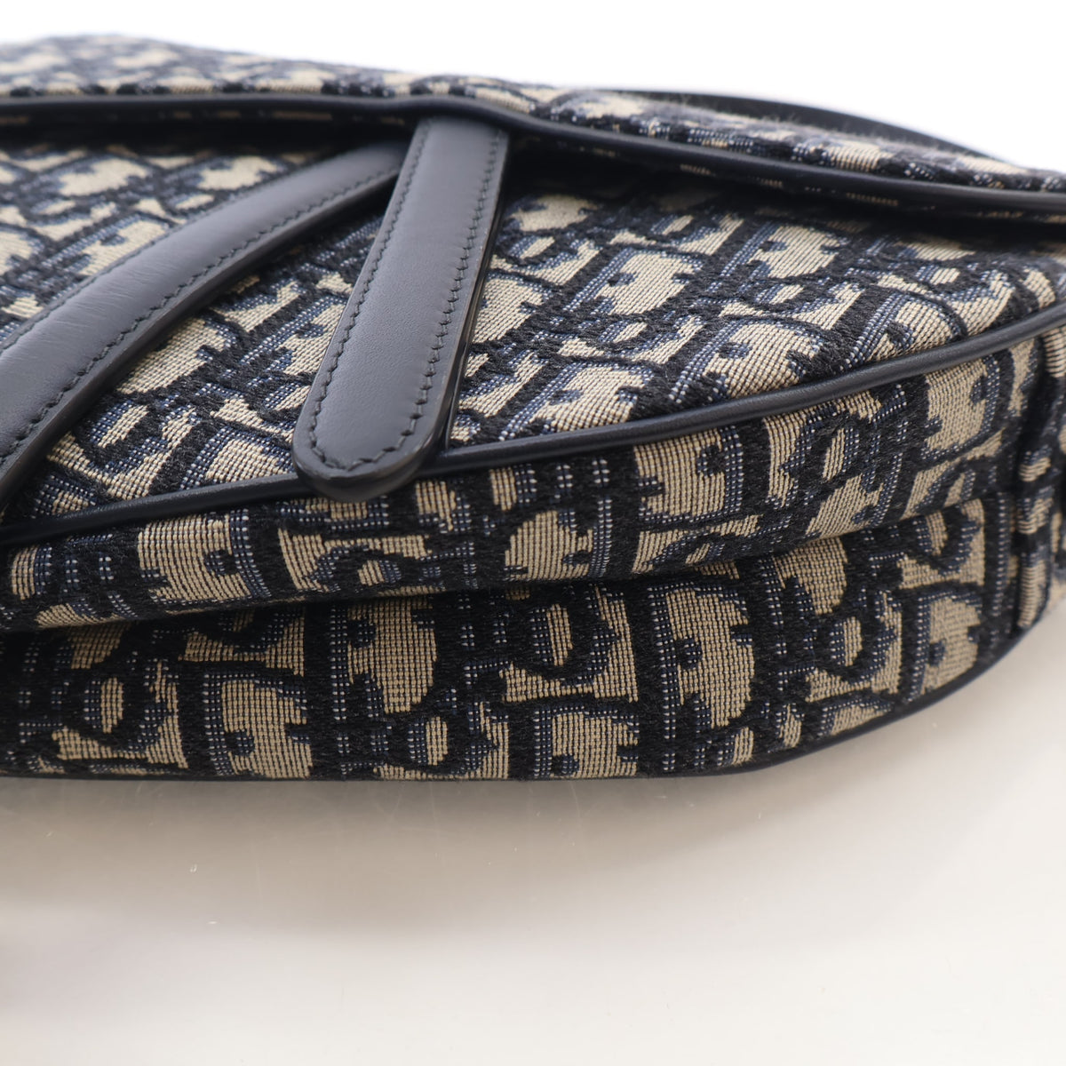 Pre-Owned Christian Dior Saddle Bag Medium Oblique, side profile, photo 8 of 19