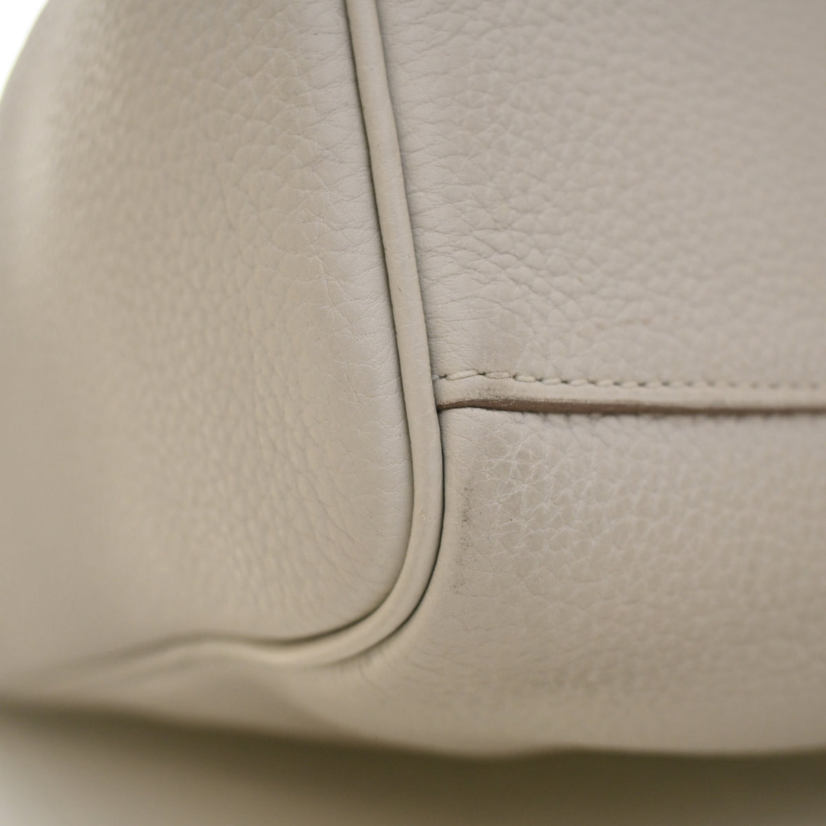 Pre-Owned Hermès GM Gris Pale Togo Leather Hac A Dos, corner and edge detail, photo 20 of 23