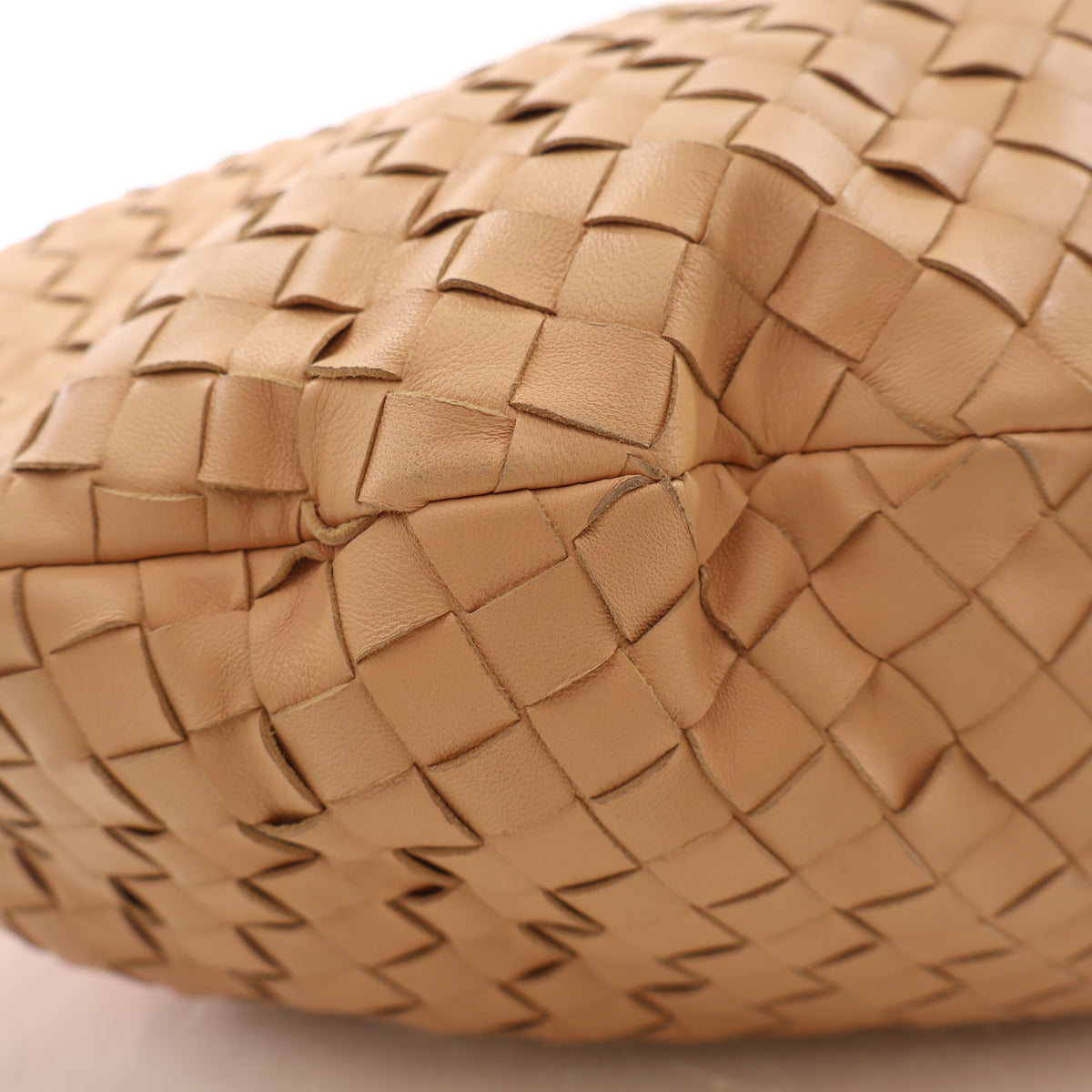 Pre-Owned Bottega Veneta Jodie Classic Intrecciato Nappa Leather, corner and edge detail