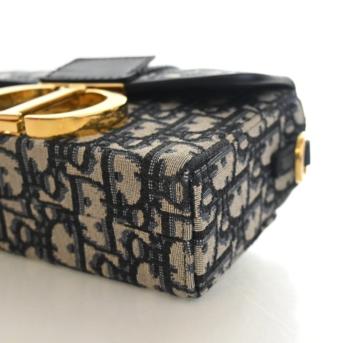 Pre-Owned Christian Dior 30 Oblique Montaigne Box Bag, corner and edge detail, photo 8 of 12