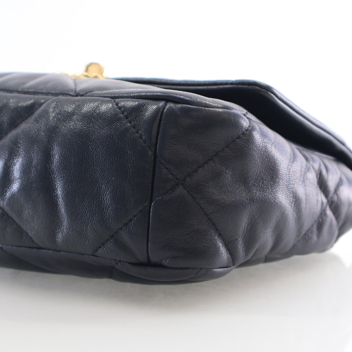 Pre-Owned Chanel 19 Flap Bag Medium Lambskin, corner and edge detail, photo 8 of 21