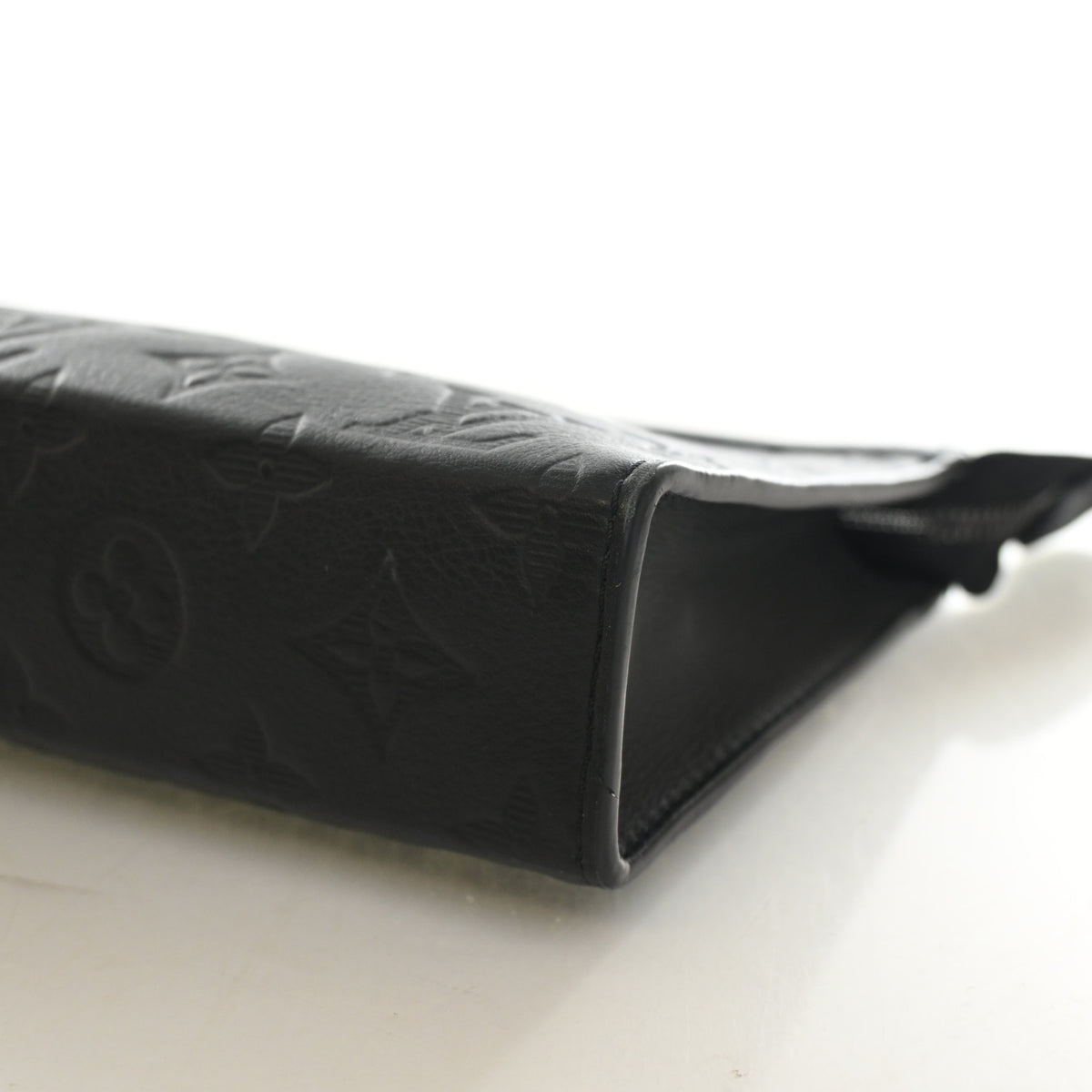 Pre-Owned Louis Vuitton Wallet Monogram Shadow Gaston Wearable, corner and edge detail