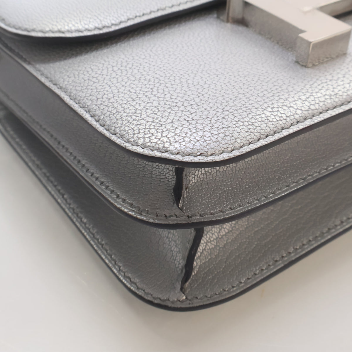 Pre-Owned Hermès Constance 18 Argent Chevre Leather Chamkilight, corner and edge detail