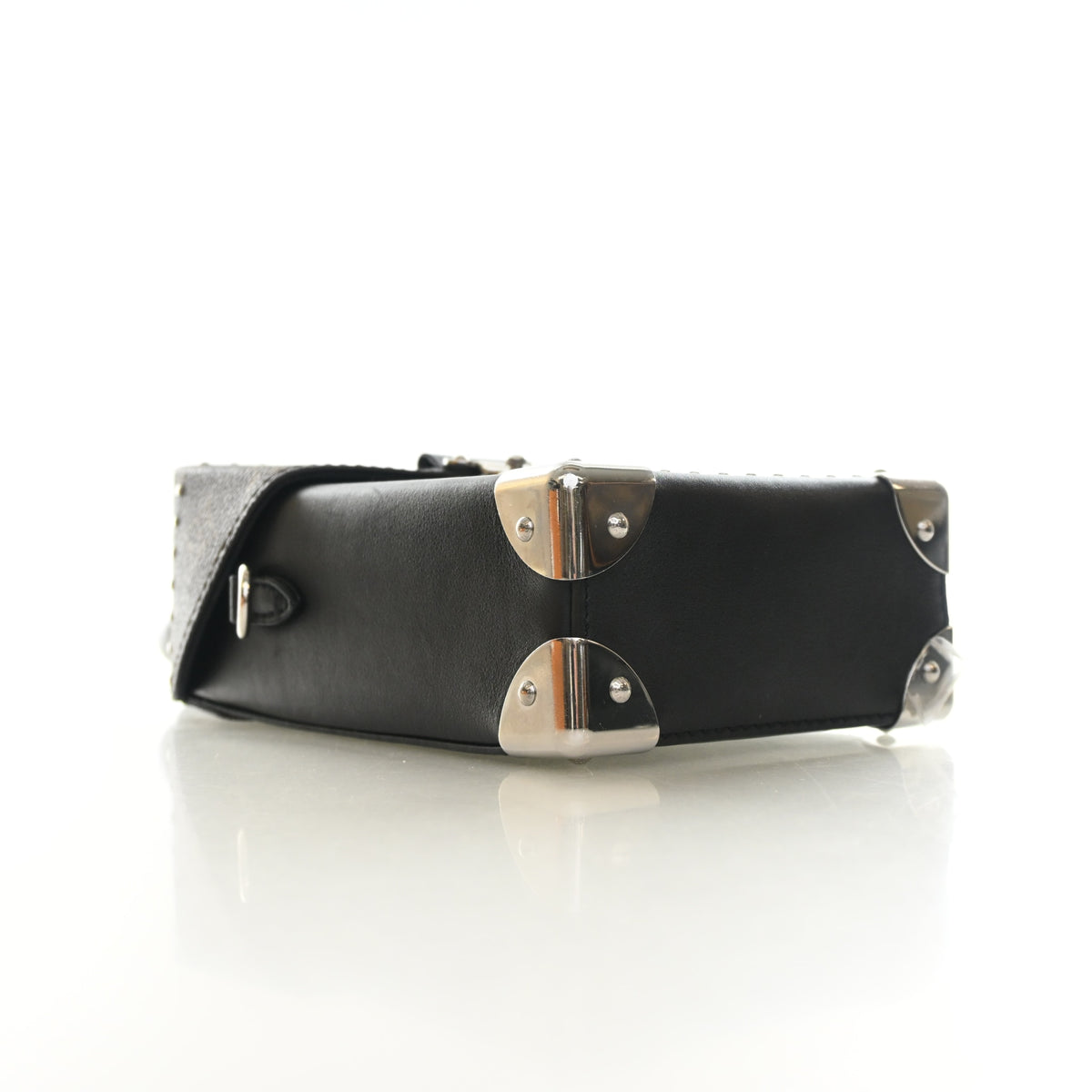 Pre-Owned Louis Vuitton Camera Calfskin Box Bag, base and feet view