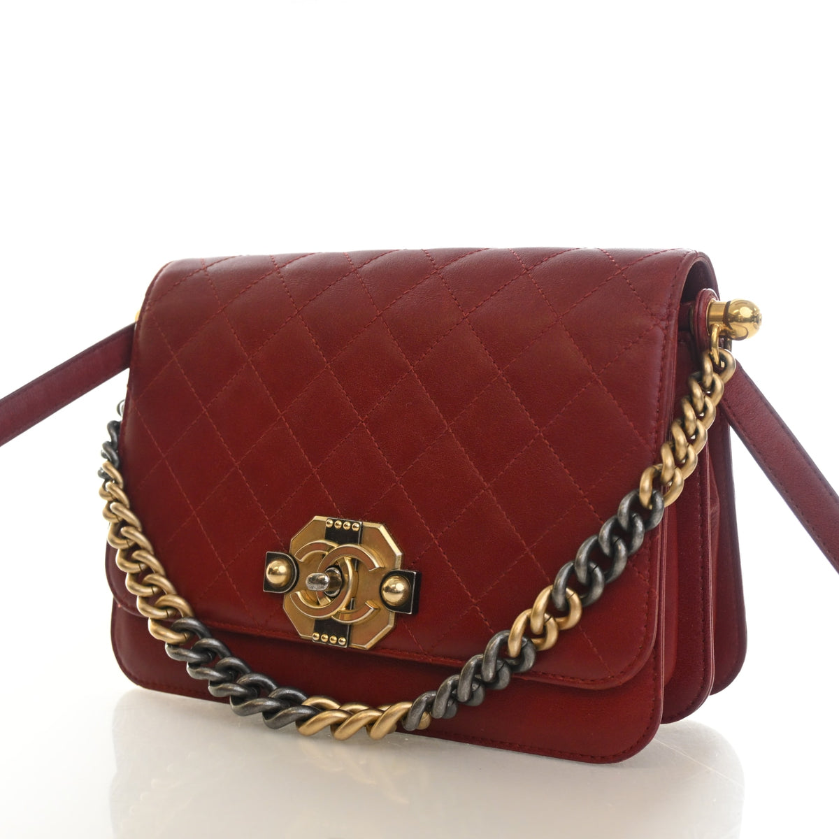 Pre-Owned Chanel Flap Bag Medium Calfskin Chain, three-quarter view