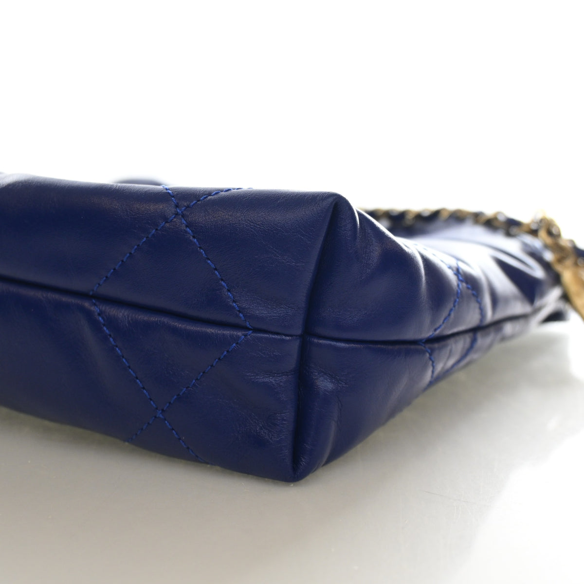 Pre-Owned Chanel 22 Hobo Mini Calfskin, base and feet view, photo 8 of 14