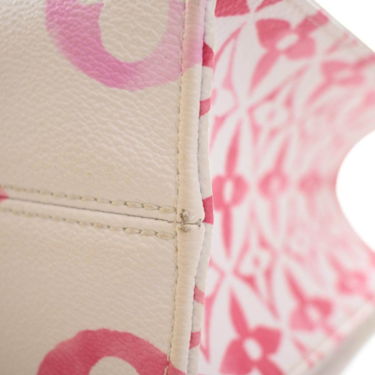 Pre-Owned Louis Vuitton Onthego PM Monogram Giant By The Pool 2.0, corner and edge detail, photo 16 of 20