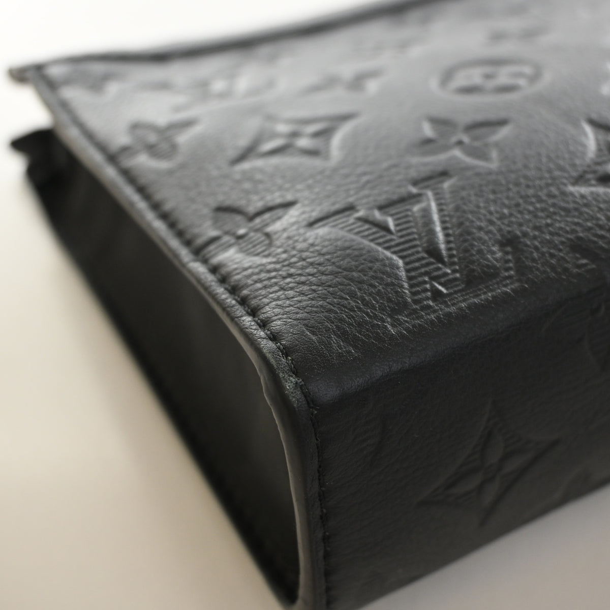 Pre-Owned Louis Vuitton Wallet Monogram Shadow Gaston Wearable, corner detail