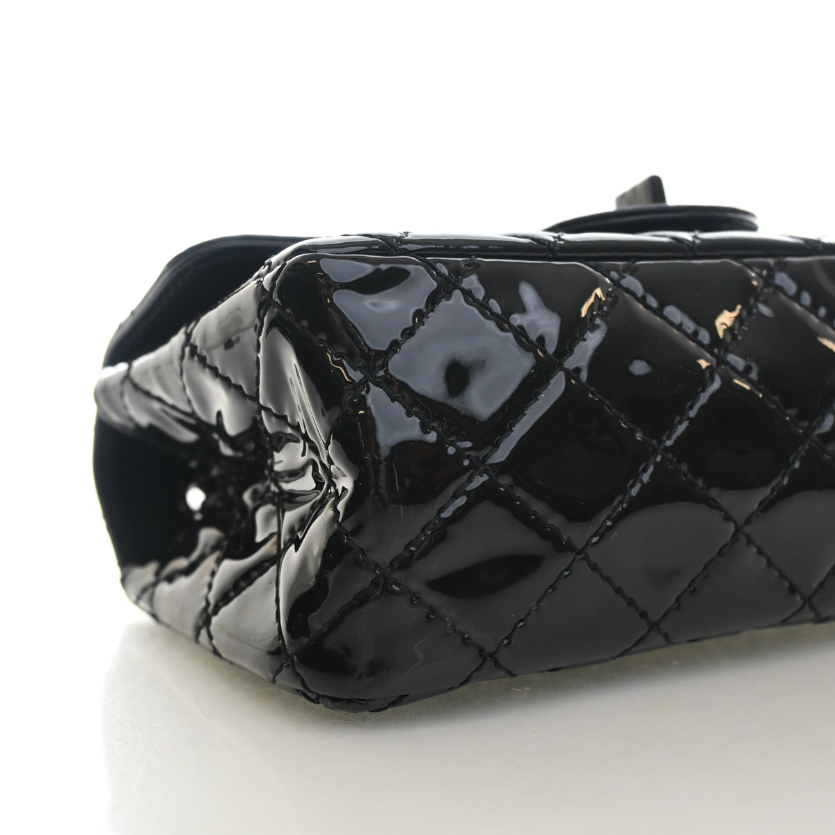 Pre-Owned Chanel Flap Bag 224 Patent Leather Reissue 2.55, corner and edge detail