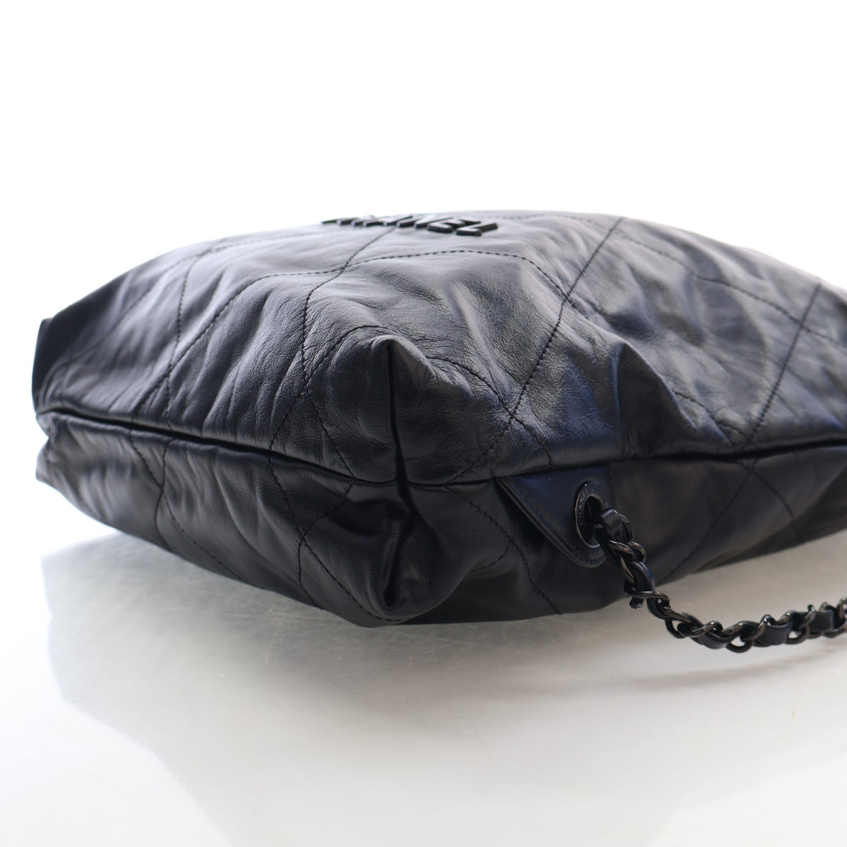 Pre-Owned Chanel Backpack 22 Shiny Calfskin, side profile, photo 8 of 17
