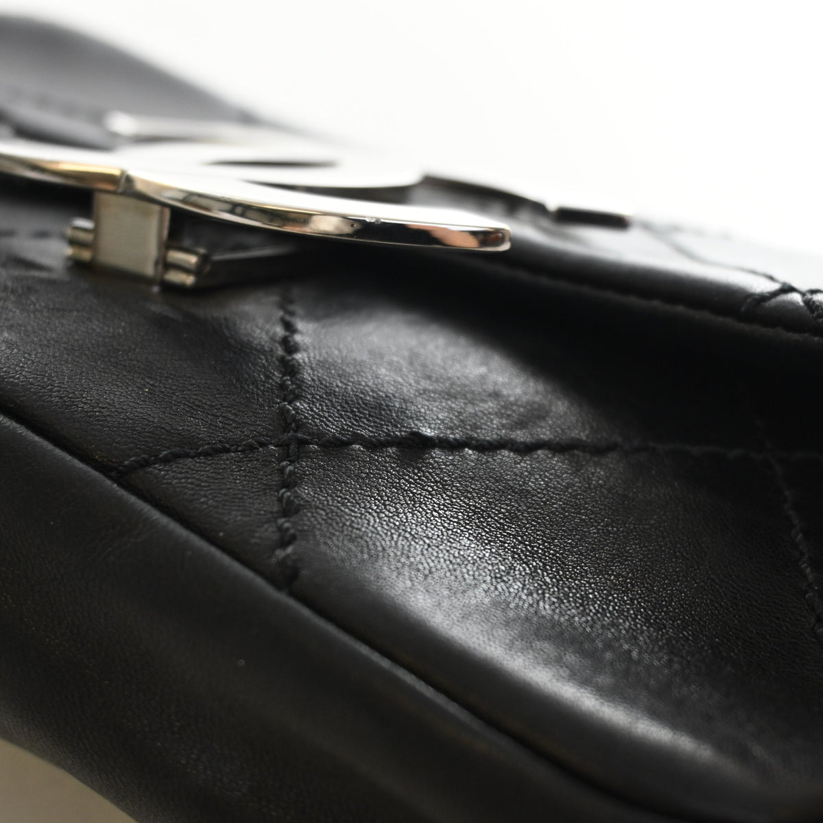 Vintage Chanel Flap Bag Calfskin Diamond Stitch CC, side profile, photo 14 of 18