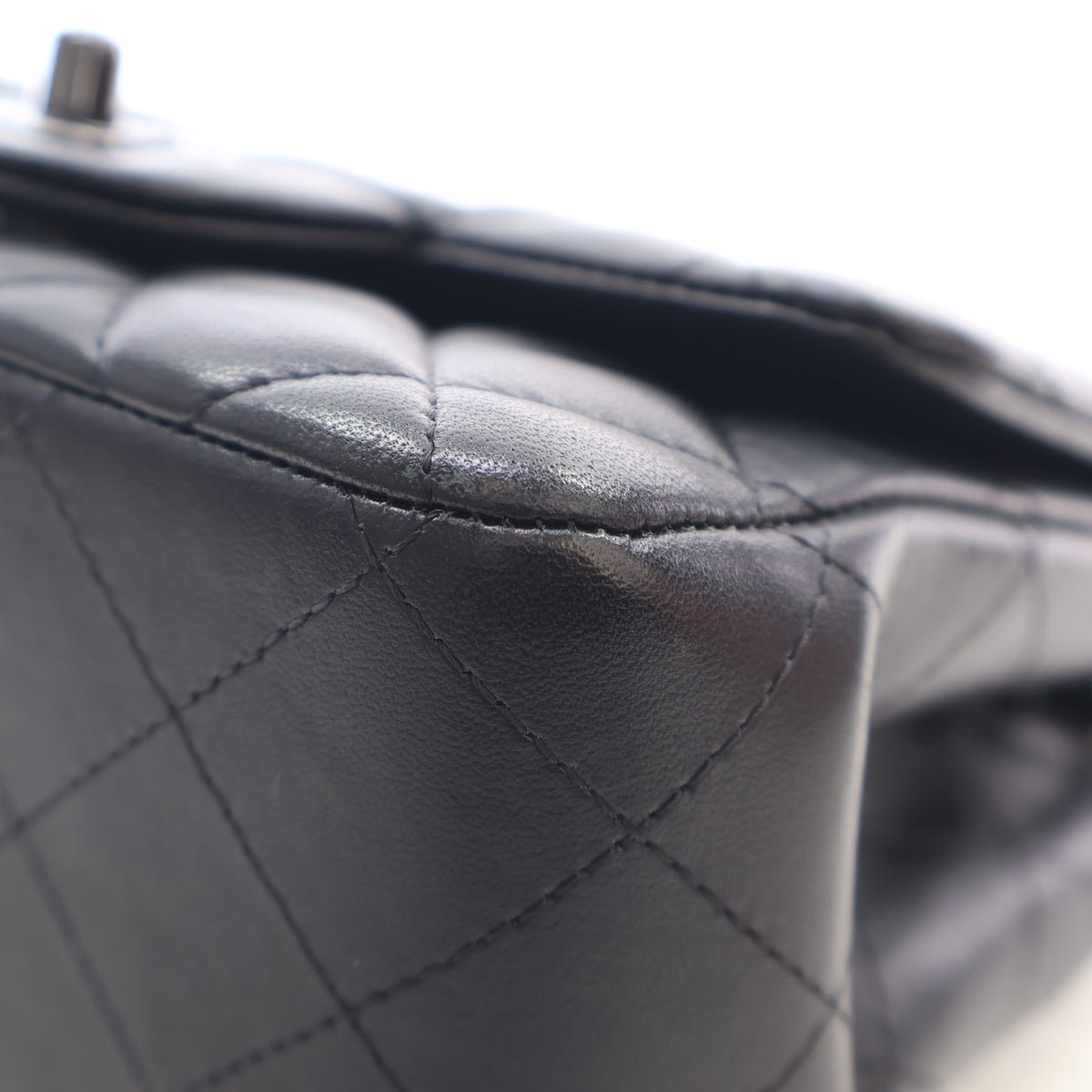Pre-Owned Chanel Flap Bag Mini Lambskin So Black Square, corner detail