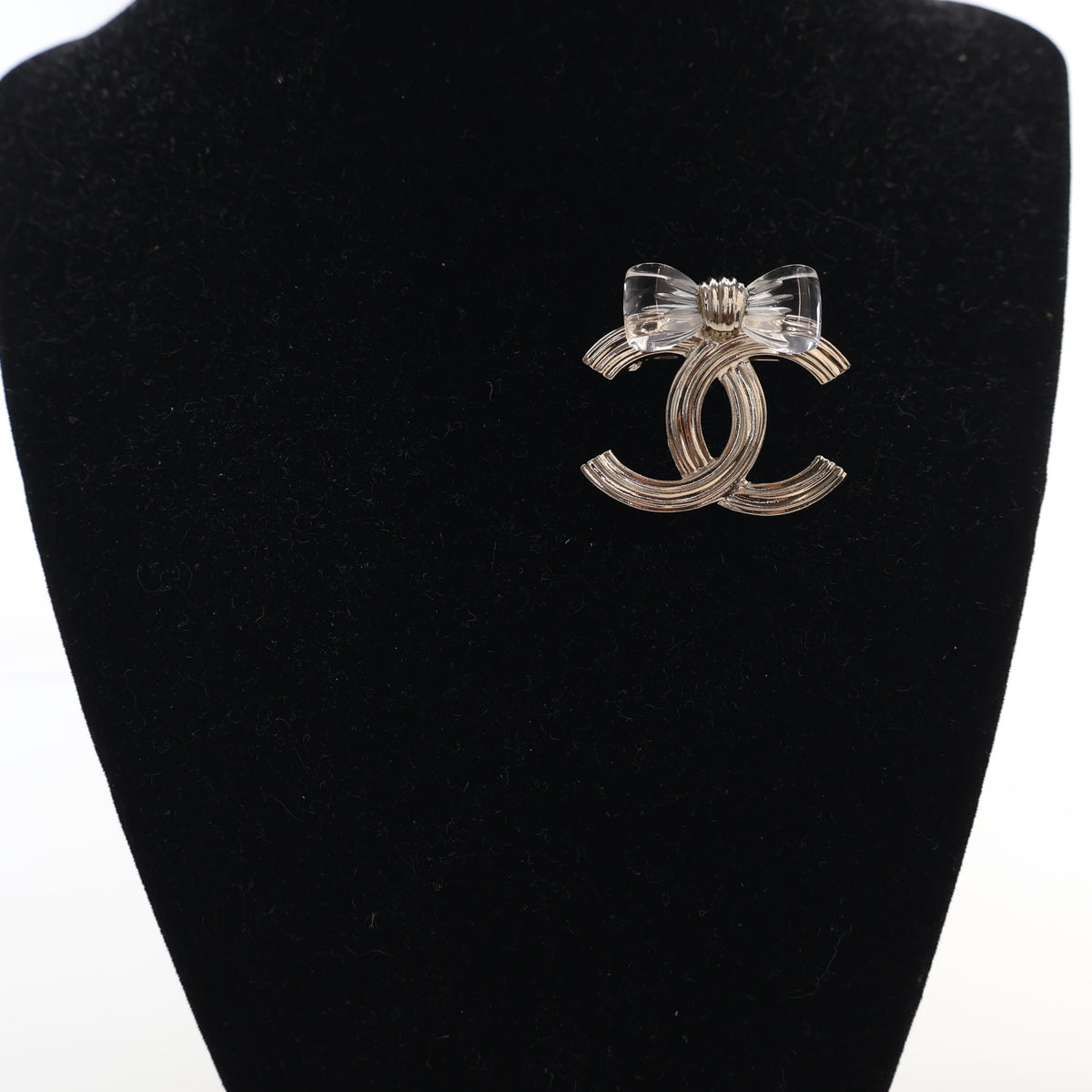 Pre-Owned Chanel Brooch Resin CC, gold embossed logo detail