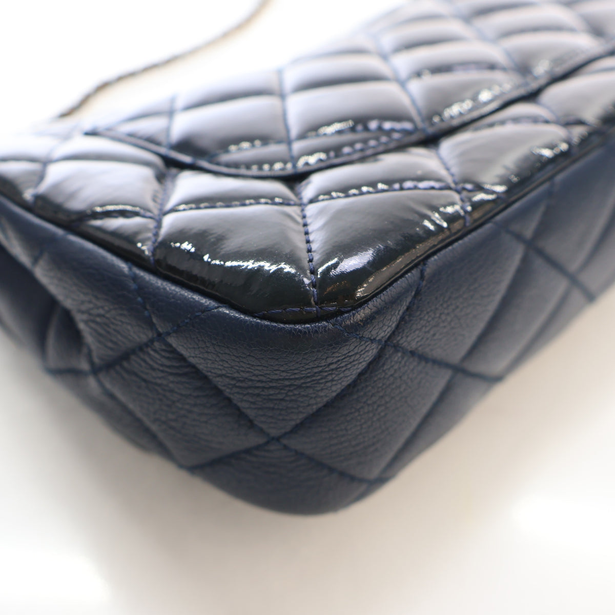 Pre-Owned Chanel Flap Bag Medium Patent Leather Classic Single, corner and edge detail, photo 13 of 18