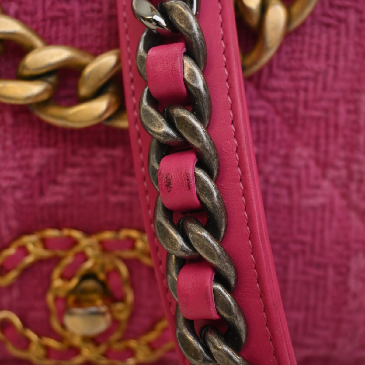 Pre-Owned Chanel 19 Flap Bag Medium Tweed, strap and chain detail, photo 16 of 18