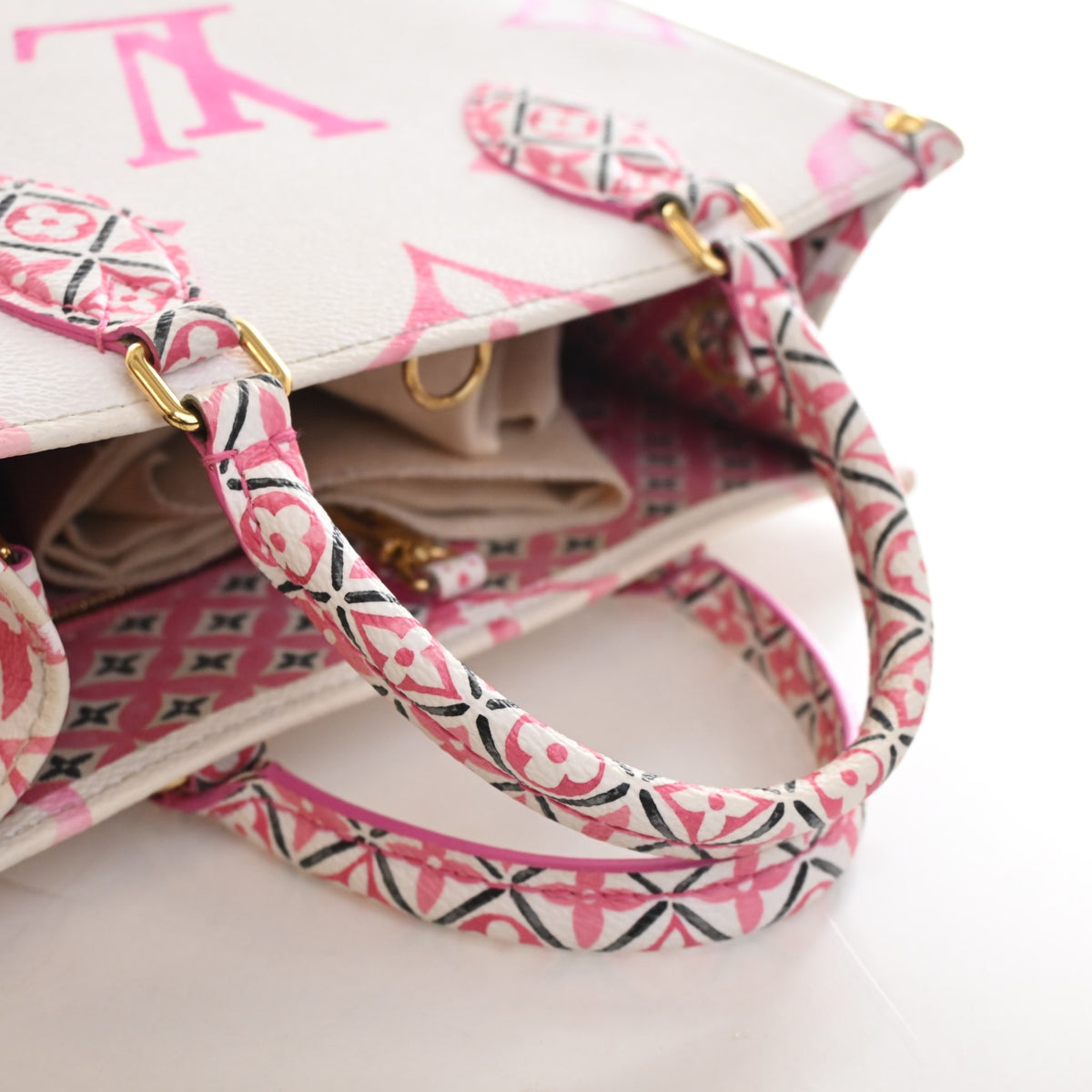 Pre-Owned Louis Vuitton Onthego PM Monogram Giant By The Pool 2.0, open interior with lining