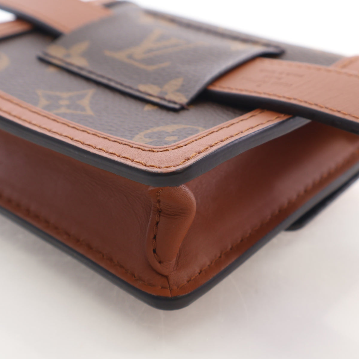 Pre-Owned Louis Vuitton Belt Bag Reverse Monogram Dauphine, corner and edge detail, photo 14 of 18