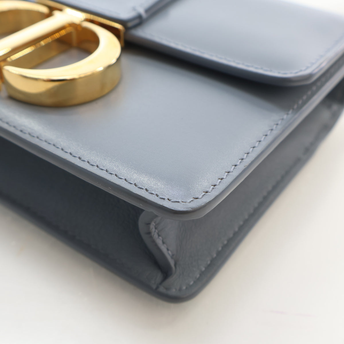 Pre-Owned Christian Dior Micro Calfskin 30 Montaigne, corner and edge detail, photo 8 of 17