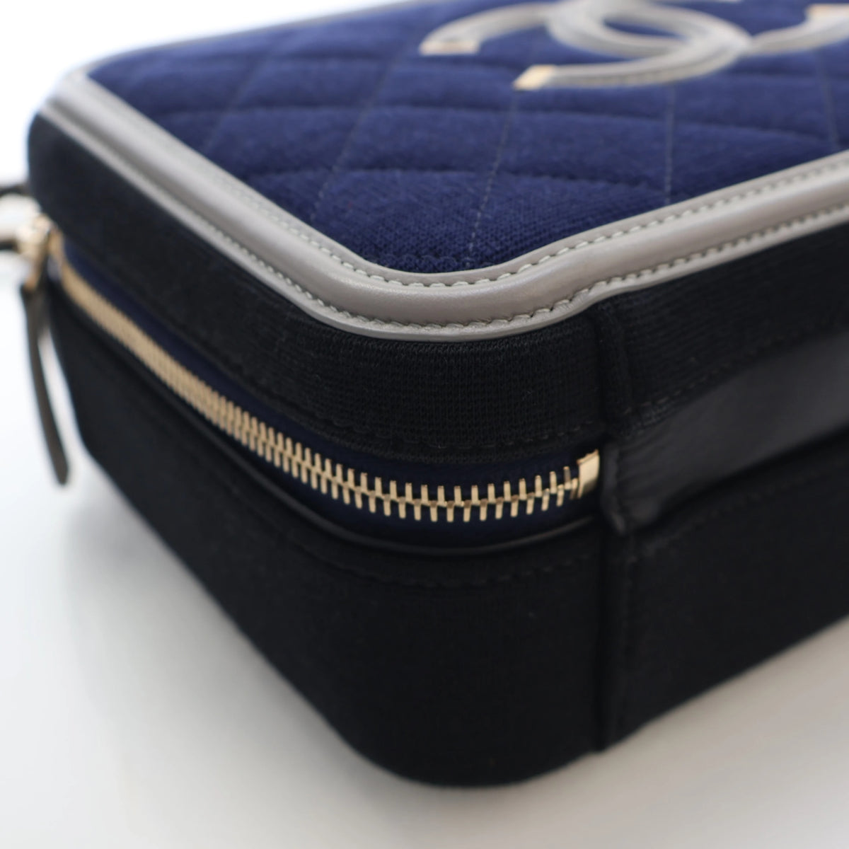 Pre-Owned Chanel Vanity Case Medium Filigree, side profile