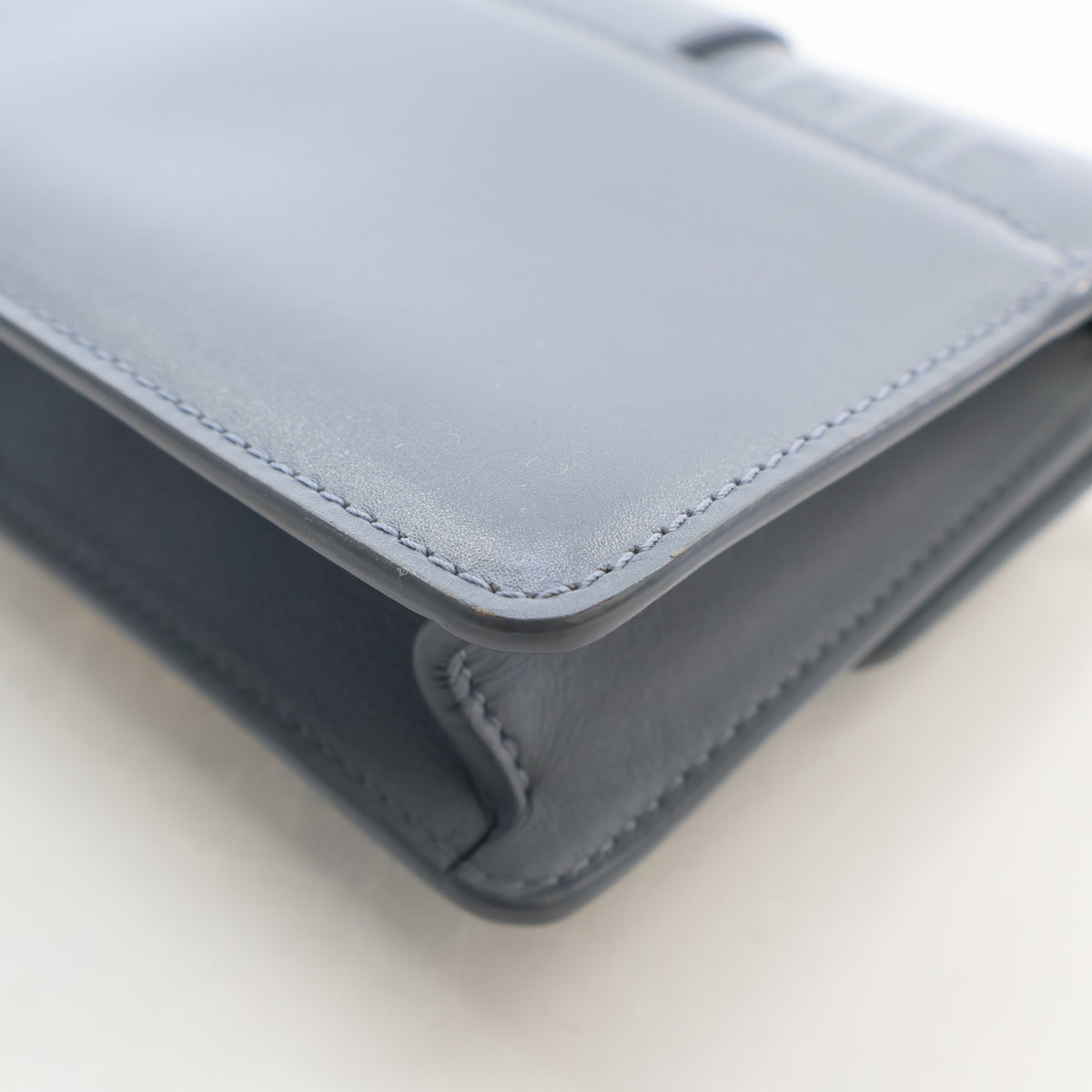 Pre-Owned Christian Dior Micro Calfskin 30 Montaigne, corner and edge detail, photo 13 of 17